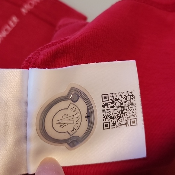 100% AUTHENTIC Moncler T-shirt - Picture 5 of 5